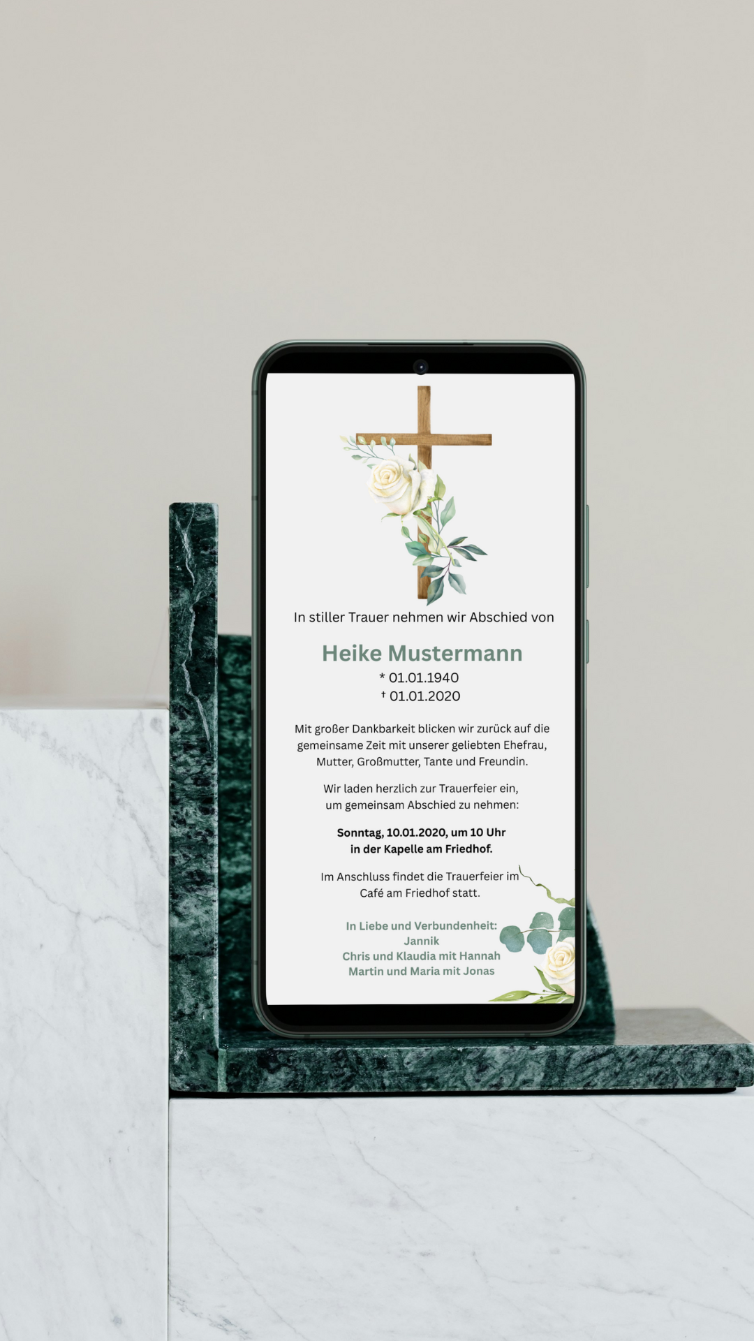 Digitale Trauerkarte mit Holzkreuz und weißen Rosen – liebevoll und klassisch Abschied nehmen