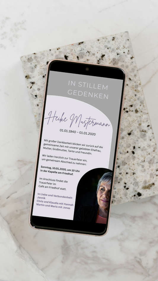 Digitale Trauerkarte in Fliedergrau mit Foto – modern, persönlich und stilvoll Abschied nehmen