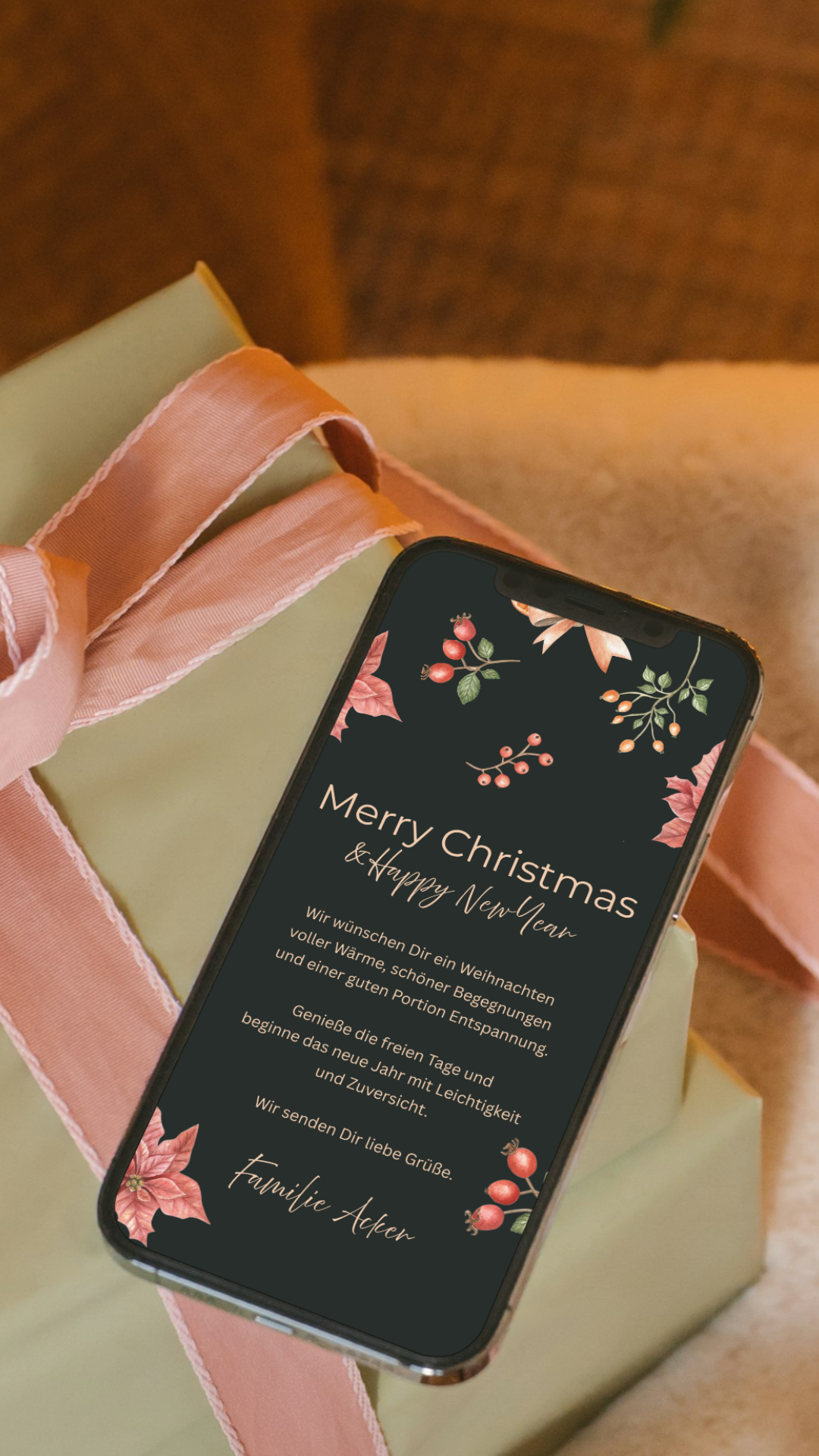 Digitale Weihnachtskarte – Merry Christmas & Happy New Year in Dunkelgrün mit Beeren