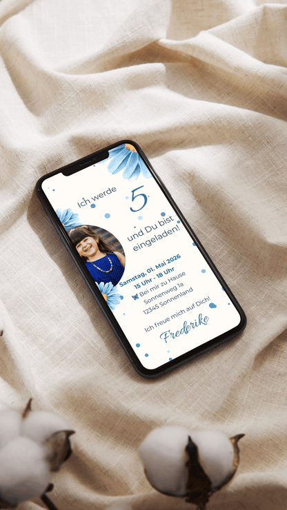 Digitale Geburtstagseinladung mit blauen Gänseblümchen und Foto – für kleine Blumenkinder - karten - digital