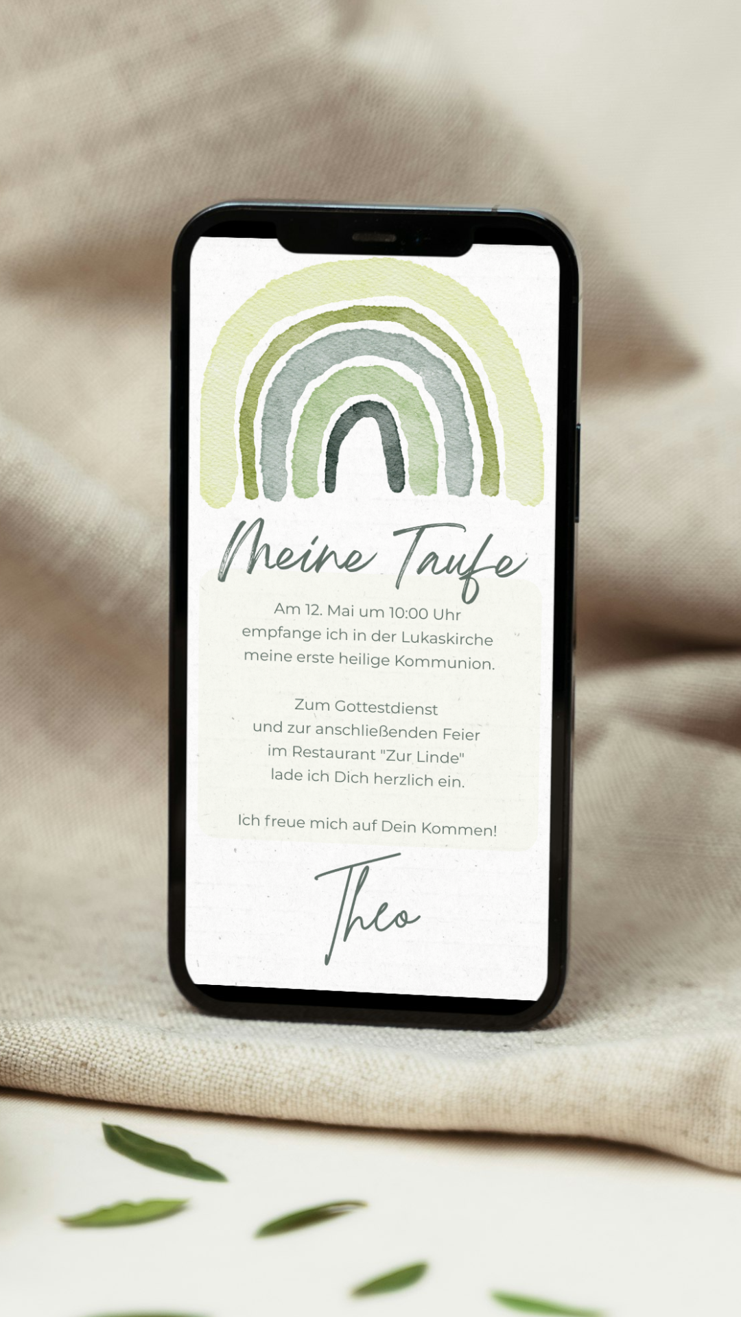 Digitale Taufeinladung mit Aquarell-Regenbogen in Grüntönen.