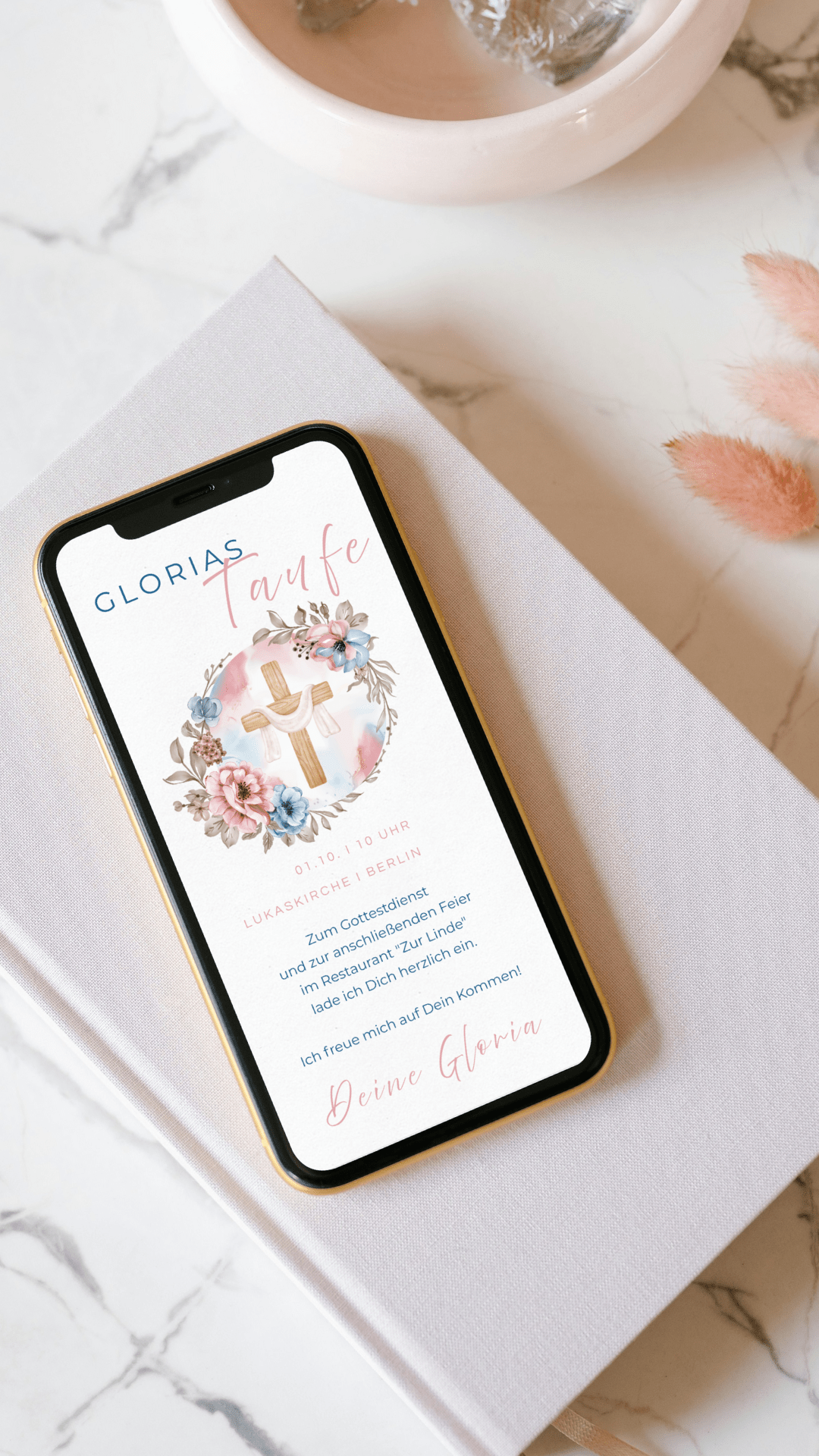 Digitale Taufeinladung – liebevoll gestaltet mit Blumenkranz & Holzkreuz - karten - digital