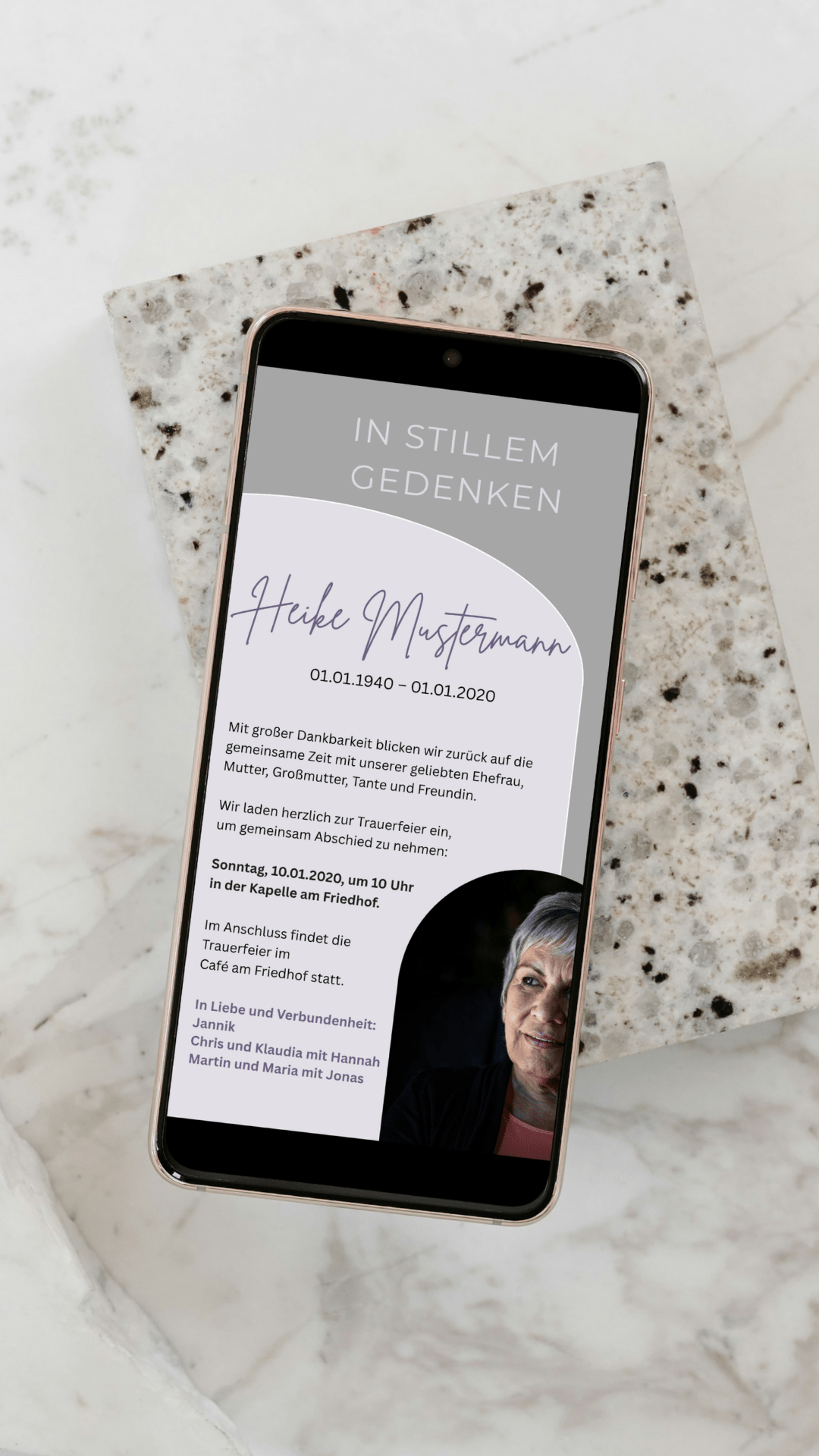 Digitale Trauerkarte in Fliedergrau mit Foto – modern, persönlich und stilvoll Abschied nehmen - karten - digital