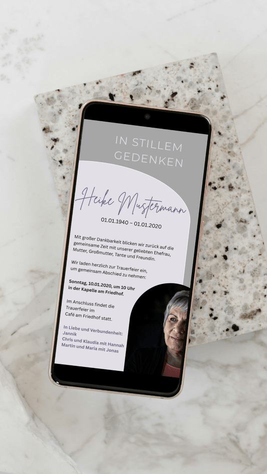 Digitale Trauerkarte in Fliedergrau mit Foto – modern, persönlich und stilvoll Abschied nehmen - karten - digital