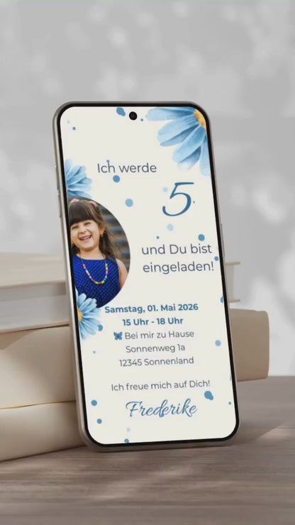 Digitale Geburtstagseinladung mit blauen Gänseblümchen und Foto – für kleine Blumenkinder