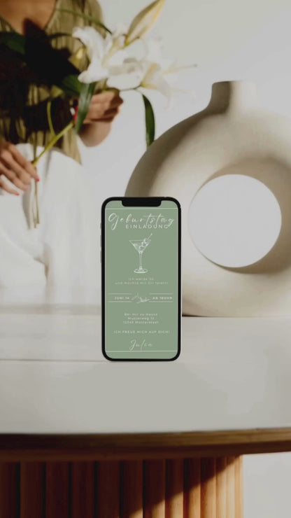 Digitale Geburtstagseinladung – modernes Design mit Olive & Martini-Glas zum Anpassen